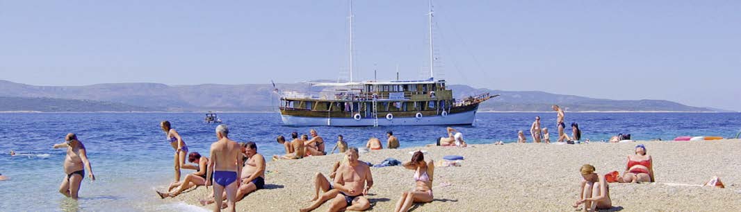 Bathing on the beach »Zlatni Rat« in Bol | Insel Brač